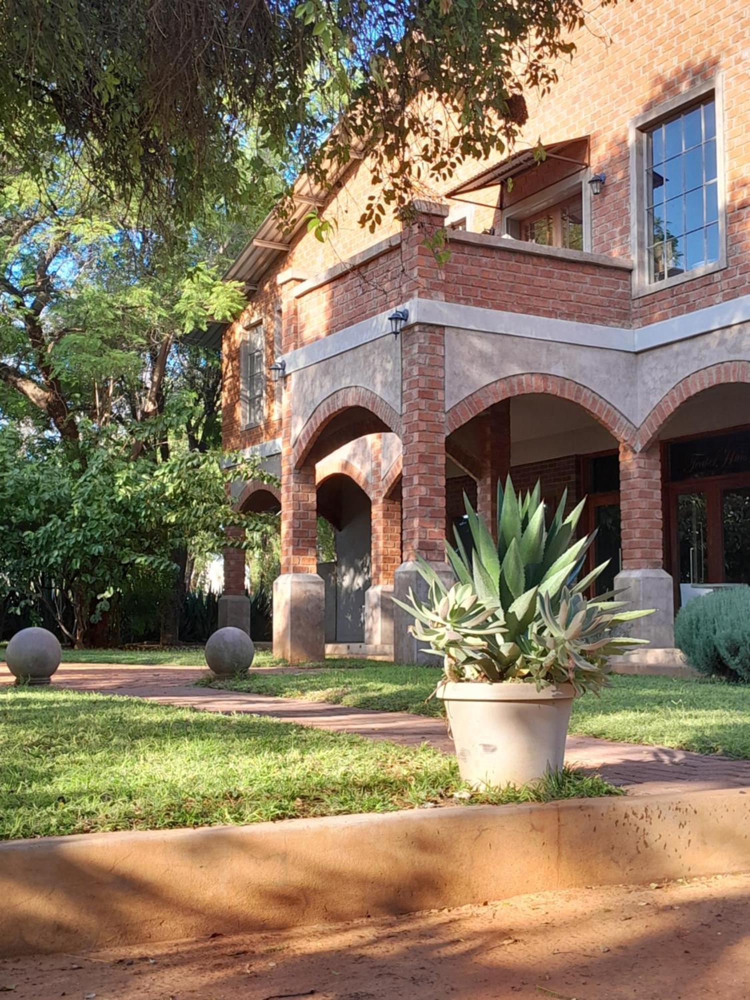 Tsumeb Theater Guesthouse Экстерьер фото